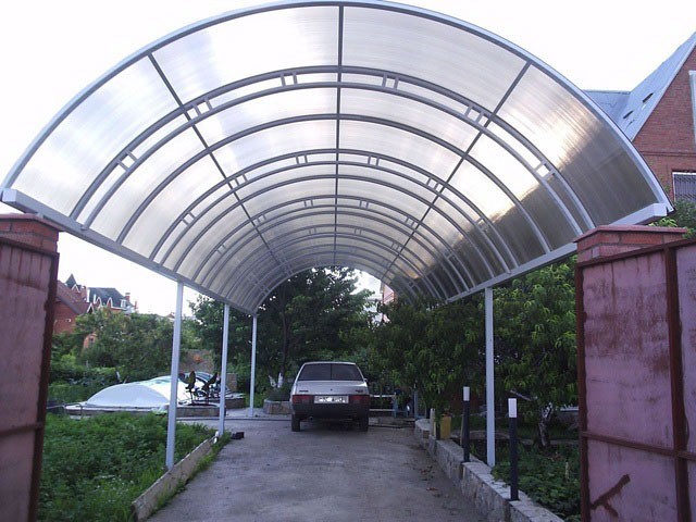 نورگیر سقفی پلی کربنات برای فضاهای باز مثل پارکینگها بسیار مناسب است.